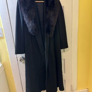 Elegant Black Coat with Faux Fur Collar
